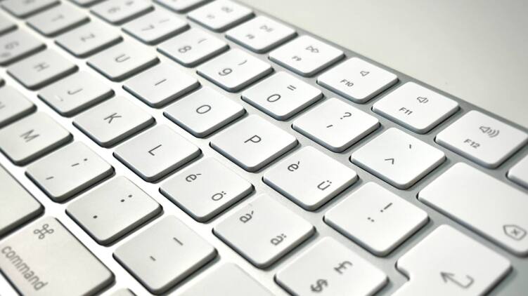 Nahaufnahme eines Apple Magic Keyboards mit Schweizer Tastatur-Layout, Fokus auf den mittleren Tastenbereich.