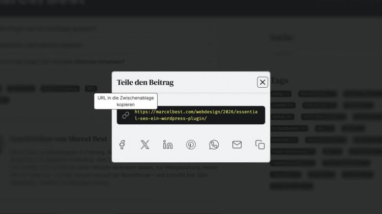 Screenshot des Teilen-Dialogs auf marcelbest.com: ein modaler Dialog mit dem Titel «Teile den Beitrag» liegt über der abgedunkelten, unscharfen Seite. Darin die zu teilende URL in einem dunklen Feld und darunter eine Reihe Teilen-Symbole – Facebook, X, LinkedIn, Pinterest, WhatsApp, E-Mail und Kopieren. Über dem URL-Feld ist der Tooltip «URL in die Zwischenablage kopieren» eingeblendet, oben rechts ein Schliessen-Kreuz mit sichtbarem Fokus-Rahmen.