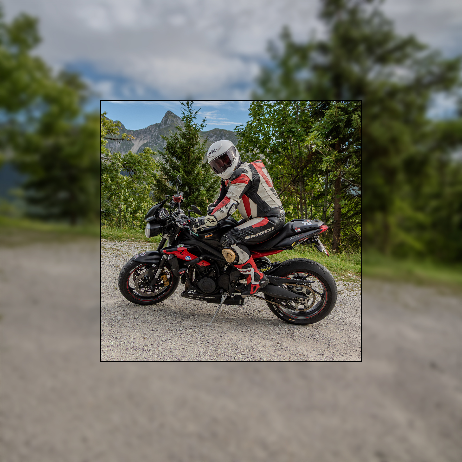Dasselbe Motorrad-Foto als scharfer quadratischer Ausschnitt mit Rahmen; ringsum läuft das Bild unscharf weiter und zeigt, dass es ausserhalb des Ausschnitts weitergeht.