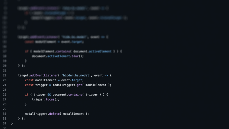JavaScript-Code in einem dunklen Editor, unten scharf, nach oben zunehmend unscharf. Im Fokus steht der Listener für das Ereignis hidden.bs.modal: Er holt den gemerkten Auslöser mit modalTriggers.get( modalElement ), prüft mit document.contains( trigger ), ob er noch im Dokument steht, setzt mit trigger.focus() den Fokus zurück und löscht danach den Eintrag mit modalTriggers.delete( modalElement ). Darüber, unscharf, der Listener für hide.bs.modal mit document.activeElement.blur().