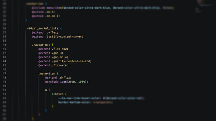 SCSS-Code in einem dunklen Editor, in der Bildmitte scharf, oben und unten unscharf. Im Fokus steht der Selektor .widget_social_links mit mehreren @extend-Anweisungen auf Bootstrap-Utilities wie .d-flex, .gap-3, .gap-md-4 und .justify-content-sm-end, darunter ein verschachteltes .menu-item mit @extend .d-flex und @include icon(2rem, 100%).